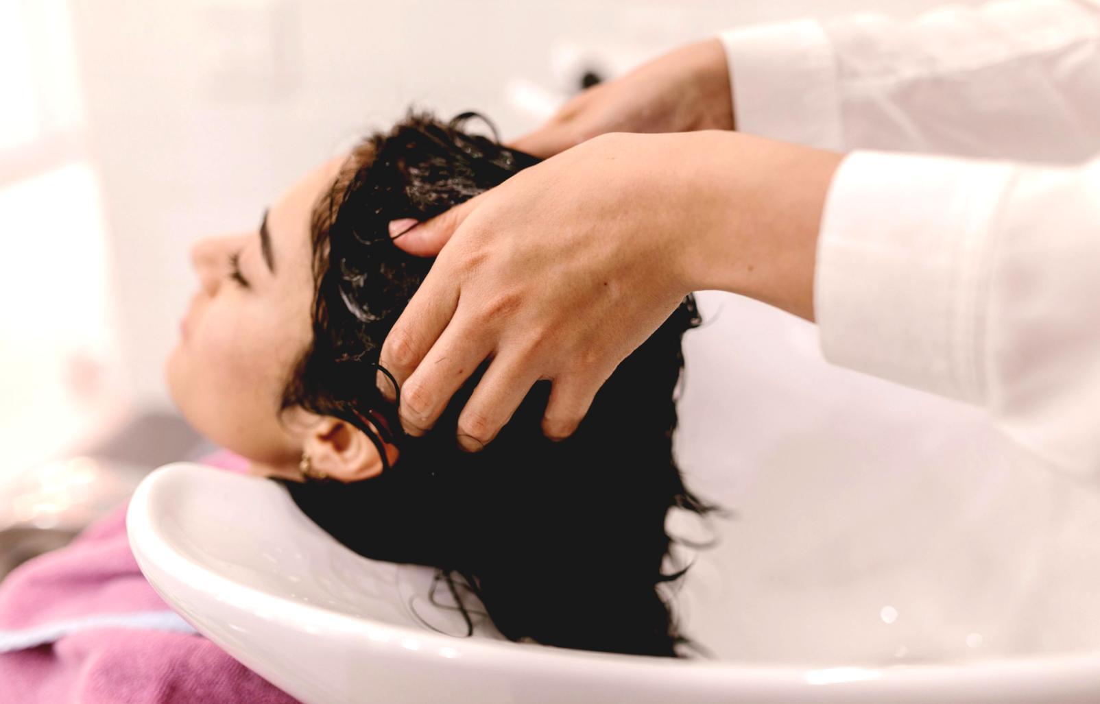 Natürliche Haarpflegeprodukte für verschiedene Haartypen